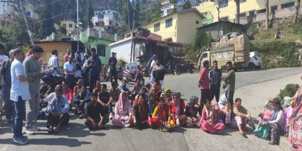 पौड़ी में घरेलू गैस आपूर्ति बाधित, उपभोक्ताओं ने लगाया जाम