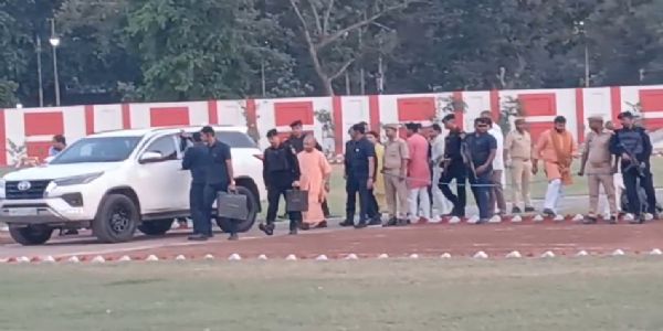 प्रधानमंत्री मोदी के दौरे की तैयारियों का जायजा लेने प्रदेश के मुख्यमंत्री योगी वाराणसी पहुंचे