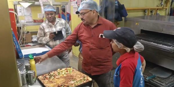 खाद्य सुरक्षा विभाग की छापेमारी, पिज़्ज़ा स्टोर्स से लिए गए सैंपल