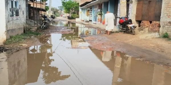 निर्मली में एचपीएस कॉलेज के सामने सड़क पर जलजमाव, लोगों की बढ़ी परेशानी