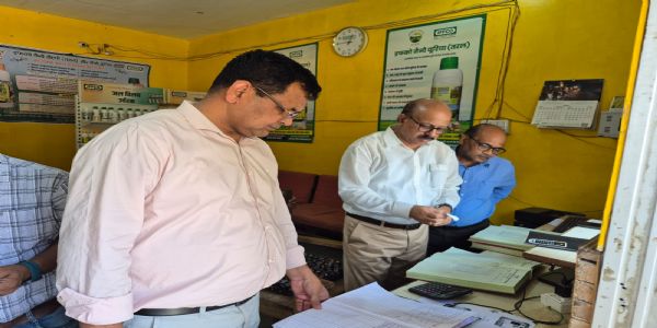 स्टॉक व बिक्री रजिस्टर में गड़बड़ी पर तीन उर्वरक विक्रेताओं के लाइसेंस निलम्बित