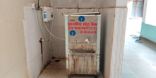 कलेक्ट्रेट परिसर में केवल एक वाटर कूलर से हो रही पेयजल आपूर्ति, लोग परेशान