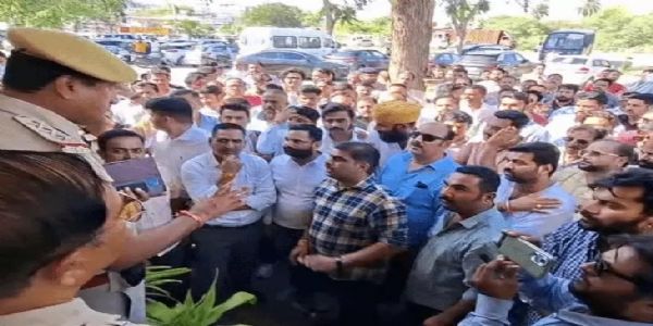 स्कूल में बच्चे की मौत पर थाने के बाहर प्रदर्शन, आक्रोशित लोग थाने में घुसे