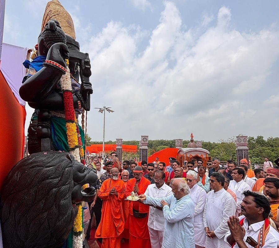 त्रिपुराः मां चिन्मयी सौंदर्य मंदिर के उद्घाटन कार्यक्रम में शामिल आरएसएस के सरसंघचालक डॉ. मोहन भागवत।