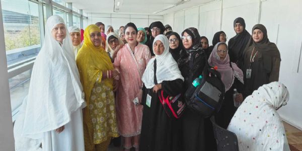 दिल्ली से बिना महरम महिलाओं का समूह हज यात्रा के लिए रवाना