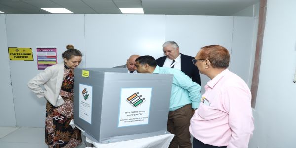 अंतरराष्ट्रीय चुनाव आगंतुक कार्यक्रम के प्रतिनिधि मंगलवार को दिल्ली में ईवीएम मशीनों का प्रदर्शन और मॉक पोल देखते हुए