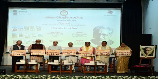 आईजीएनसीए के सदस्य सचिव डॉ. सच्चिदानंद जोशी के साथ अन्य लोग मौजूद