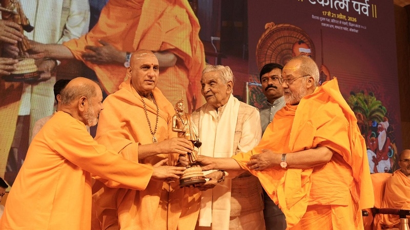 अद्वैत के आलोक स्तंभों का सम्मान