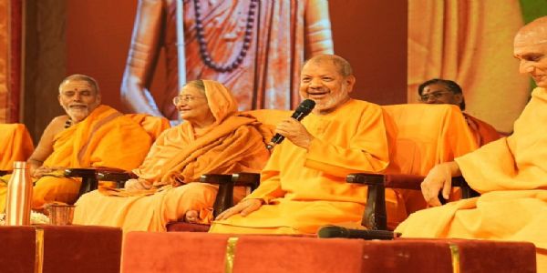 ओंकारेश्वर में एकात्म पर्व के समापन अवसर पर संवोधित करते हुए संतगण