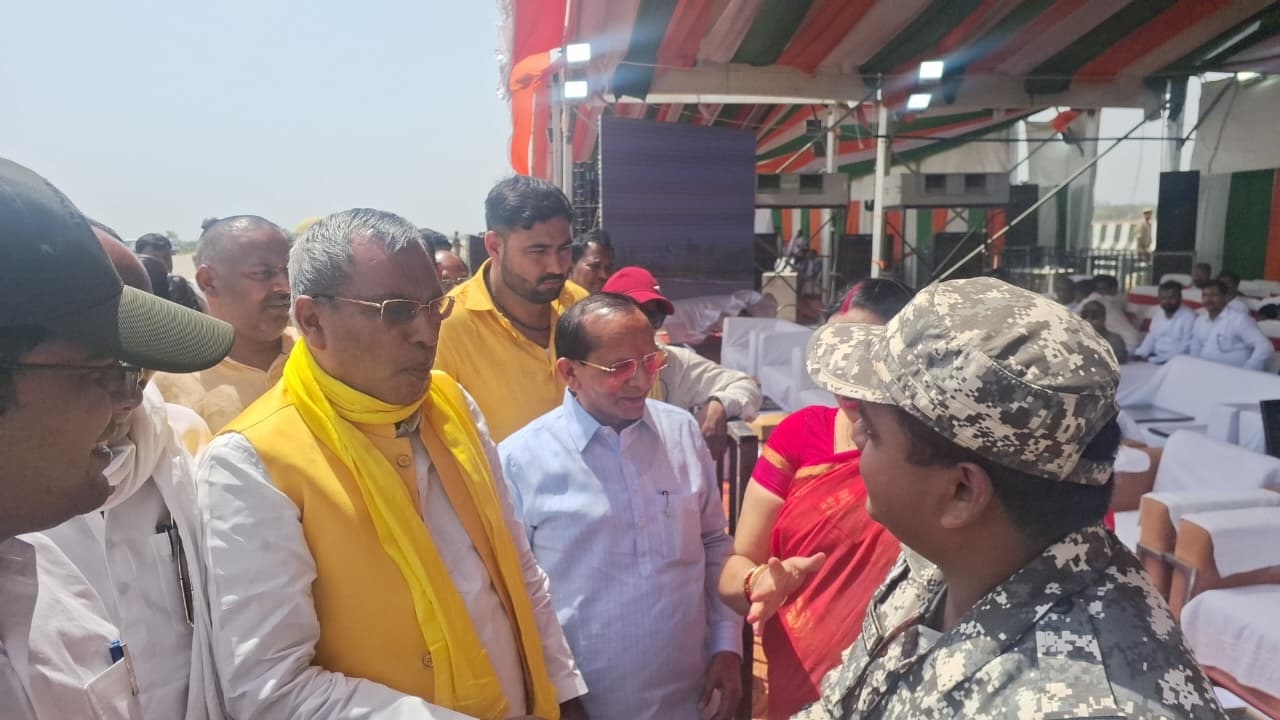 वायुसेना का कार्यक्रम देखने पहुंचे यूपी के कैबिनेट मंत्री ओम प्रकाश  राजभर व अन्य