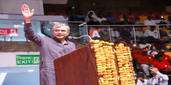 रेल मंत्री अश्विनी वैष्णव बुधवार को ट्रैक मेंटेनरों के सम्मेलन को संबोधित करते हुए