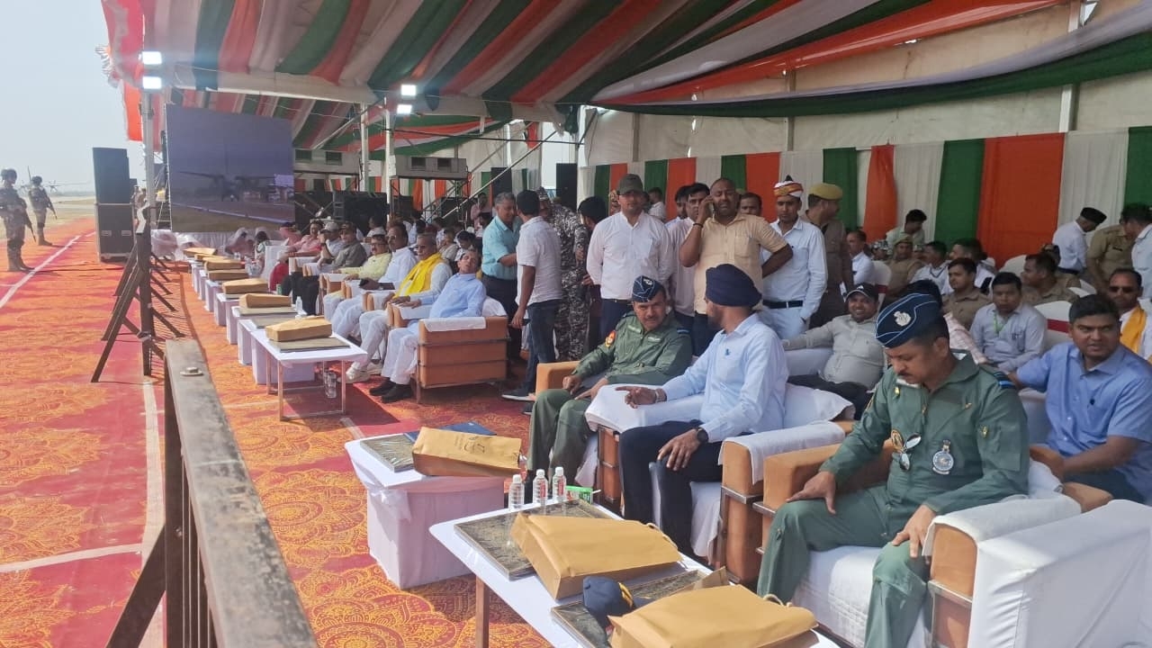 वायुसेना का कार्यक्रम देखने पहुंचे यूपी के कैबिनेट मंत्री ओम प्रकाश  राजभर व अन्य