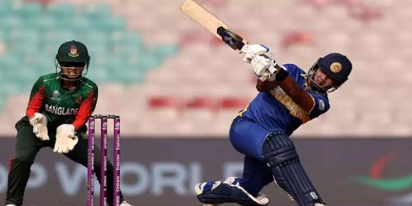 श्रीलंका की कप्तान चमारी अटापट्टू शॉट खेलते हुए