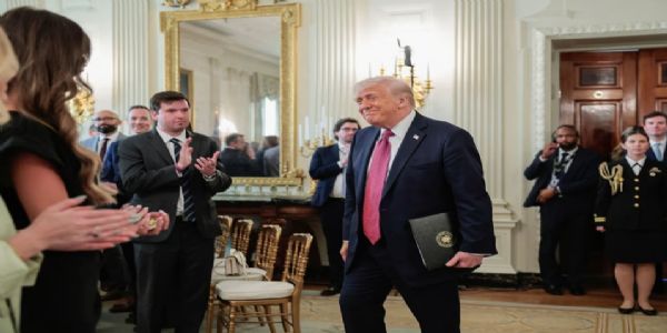 अमेरिकी राष्ट्रपति डोनाल्ड ट्रंप 21 अप्रैल को व्हाइट हाउस के स्टेट डाइनिंग रूम में। वो यहां एनसीएए कॉलेजिएट नेशनल चैंपियंस के कार्यक्रम में शामिल हुए।  फोटो - इंटरनेट मीडिया