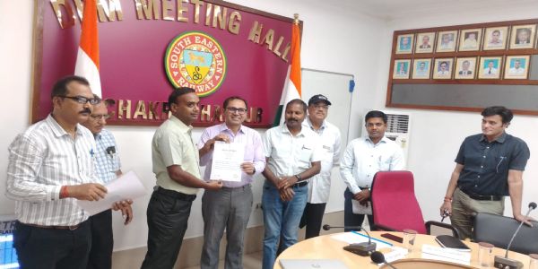 हिंदी के प्रभावी क्रियान्वयन को लेकर मंडल रेल प्रबंधक ने की बैठक