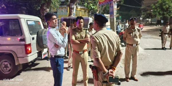 सीवान में देर रात सख्त पुलिसिंग, डीएम-एसपी खुद उतरे सड़क पर