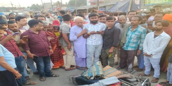 करजाइन बाजार में तेज रफ्तार टैंक लोरी ने बाइक सवार को कुचला