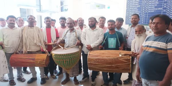 पाहनो और ग्राम प्रधानों के बीच वाद्य यंत्रों का वितरण