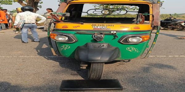 टैंकर, मिनी ट्रक और ऑटो में टक्कर, एक की माैत