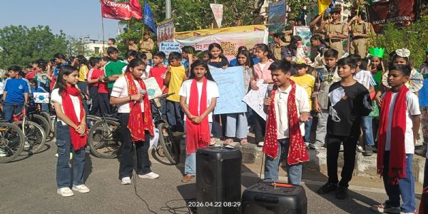 वर्ल्ड अर्थ डे पर जागरूकता रैली—नुक्कड़ नाटक और बेस्ट आउट ऑफ वेस्ट प्रदर्शनी आयोजित
