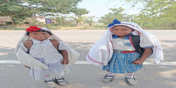 चिलचिलाती धूप में स्कूल से घर लौटने को विवश हैं छोटे छोटे बच्चे