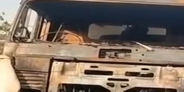अपराधियों ने हाइवा में लगाई आग, दहशत