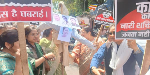 महिला अधिनियम बिल काे लेकर महिलाओं ने विपक्ष का फूंका पुतला