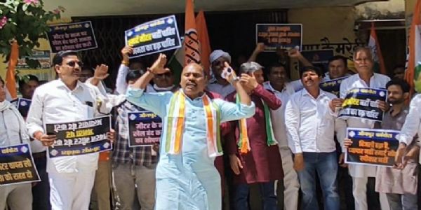 प्रीपेड स्मार्ट मीटर के खिलाफ कांग्रेसियोें ने बिजली विभाग पर किया धरना-प्रदर्शन