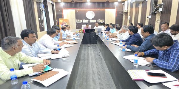 बेसिक शिक्षा विभाग की समीक्षा, नामांकन और गुणवत्ता सुधार पर जोर: हेमंत राव