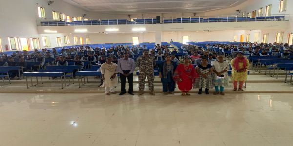 विद्यार्थियों से रूबरू हुई भारतीय वायु सेना की टीम