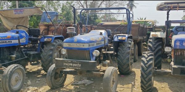 रेत माफियाओं पर प्रशासन का शिकंजा, पांच ट्रैक्टर जब्त
