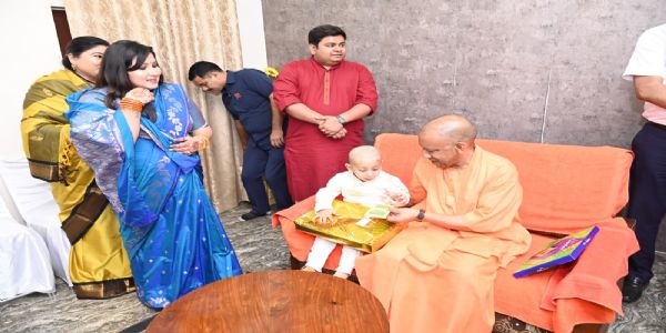 प्रखर वर्मा के आवास पहुंचकर सीएम ने पुत्र काे दिया आशीर्वाद