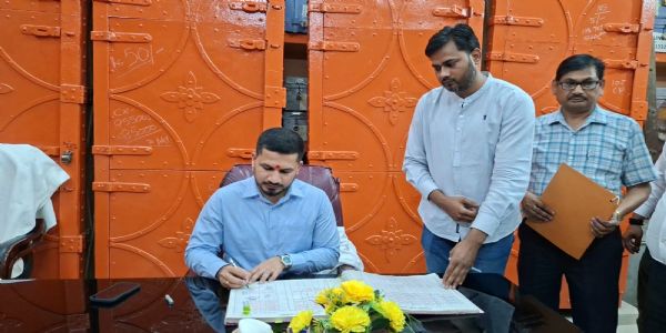 नवागत जिलाधिकारी शशांक त्रिपाठी ने कार्यभार ग्रहण किया