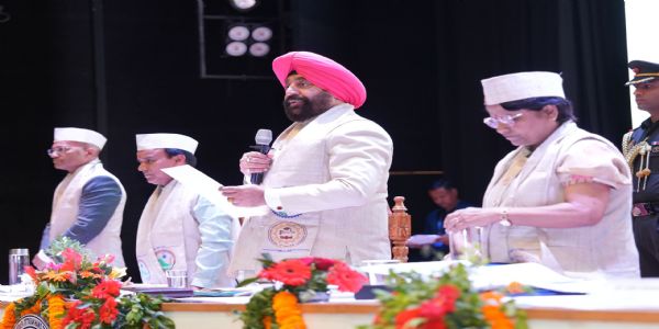 प्रौद्योगिकी विश्वविद्यालय के नवें दीक्षांत में डिग्री पाकर खिले छात्रों के चेहरे