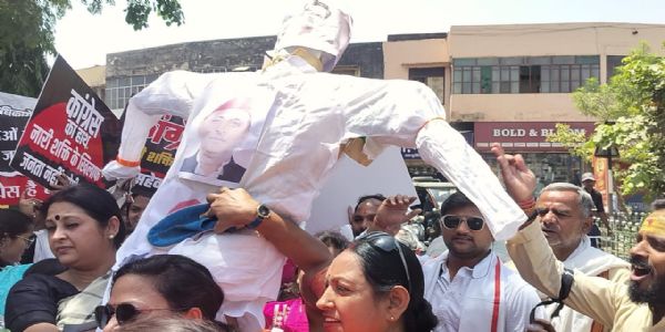 महिला आरक्षण बिल के समर्थन में सड़क पर उतरी भाजपा महिला मोर्चा , फूंका पुतला