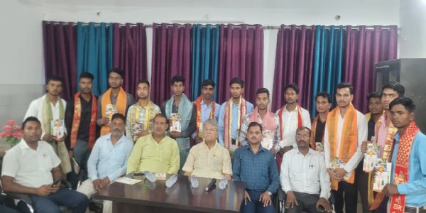 विधायक वेद गुप्ता ने छात्रावास में सम्पर्क कर छात्रों को किया सम्मानित