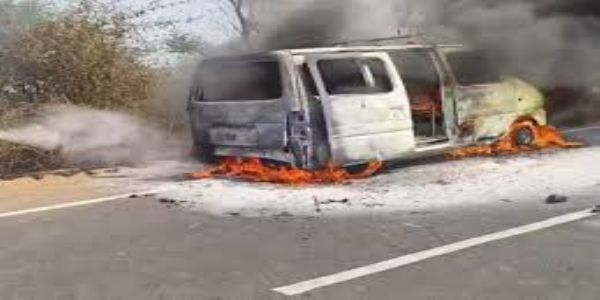 मध्य प्रदेश में चलती गाड़ियों में आग की घटनाएं बढ़ीं, नर्मदापुरम में एंबुलेंस, खंडवा में पिकअप और शहडोल में स्कॉर्पियो में लगी आग
