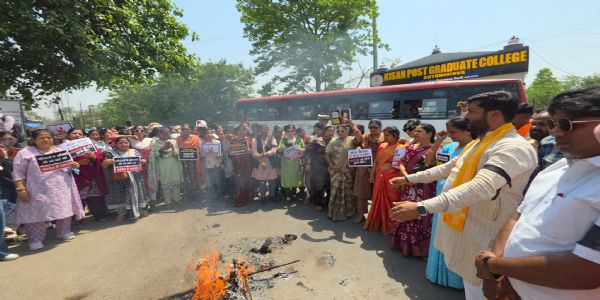 भाजपा ने राहुल-अखिलेश का प्रतीकात्मक पुतला फूंका