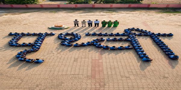 विश्व पृथ्वी दिवस पर बच्चों ने ,मानव श्रृंखला का किया निर्माण