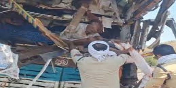सेंधवा के बिजासन घाट पर ट्रेलर से टकराया ट्रक, दोनाें चालकों की मौत, एक घंटे चला रेस्क्यू अभियान