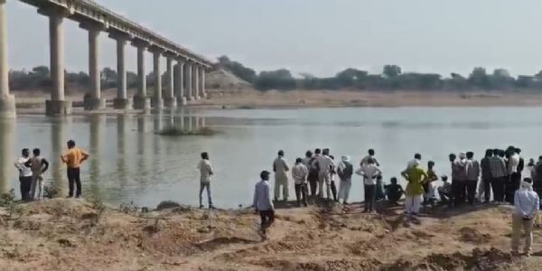 पुल के पास बेतवा नदी में डूबा किशोर, मौत