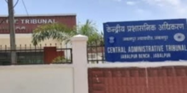 केंद्रीय प्रशासनिक अधिकरण पहुंचे पुलिस अधिकारी