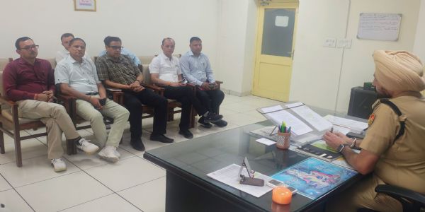 कैथल: स्कूली छात्र करें ट्रैफिक नियमों का पालन, डीएसपी ने शिक्षा अधिकारियों काे दिए निर्देश