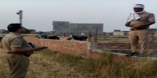 बाउंड्री के अंदर बुधवार को कई दिन पुराना अज्ञात शव मिला