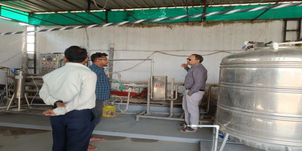 जबलपुरः उपयुक्त अनुमति के बिना चल रहे पैकेज्ड ड्रिंकिंग वाटर प्लांट पर कार्रवाई,