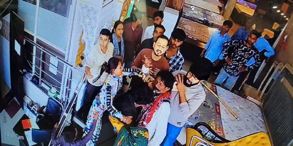 शराबी को बाहर निकालने पर फर्नीचर शोरूम पर हमला, पत्थरबाजी और तोड़फोड़ से मचा हड़कंप