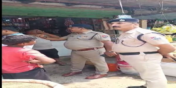 जोगबनी रेलवे फुटपाथ पार्किंग स्थल पर अनाधिकृत दुकानदारों से जुर्माने की राशि की वसूल