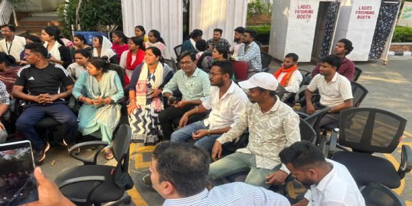 वेतन के लिए आंदोलन कर रहे कर्मियों की आजसू ने कराई कंपनी से वार्ता