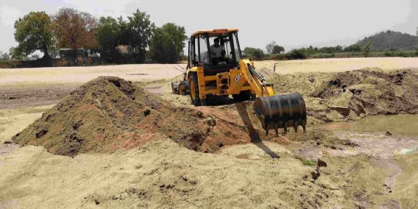 कन्हर नदी सूखने से रामानुजगंज में गहराया जल संकट, डबरी खुदाई शुरू