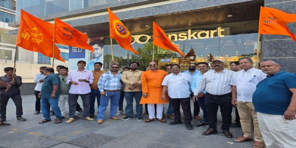 लैंसकार्ट ड्रेसकोड विवाद : उदयपुर में शोरूम स्टाफ को तिलक लगाकर किया प्रदर्शन